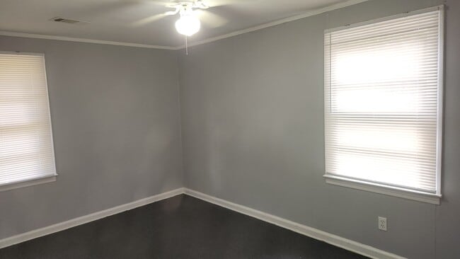 Building Photo - 817 Perry Dr