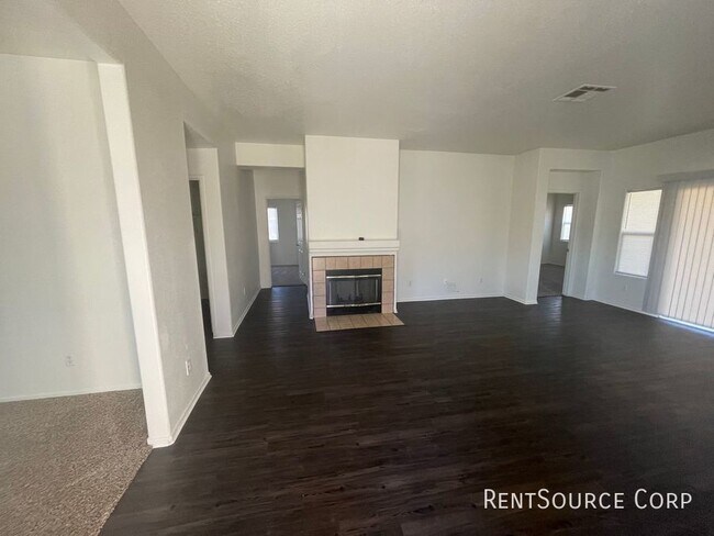Building Photo - 4 Bedroom / 2 Bathroom house for rent in L...