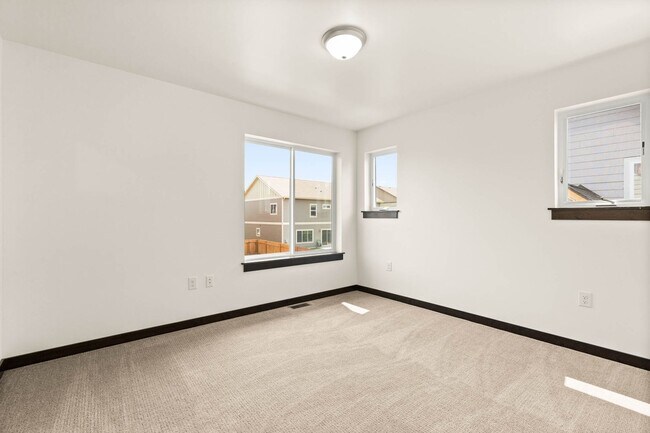 Foto del edificio - 2-Story Urban Triplex at a modern communit...