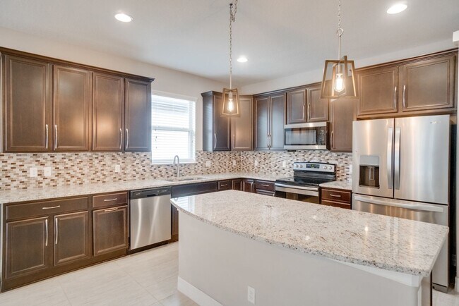 Foto del edificio - Stunning 3-Bedroom Pool Home with Bonus Room in the Gated Community of Lakeshore at Narcoossee