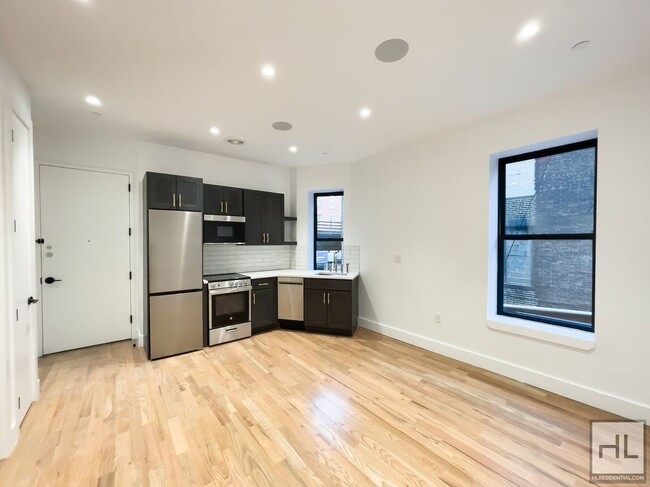 Building Photo - South Williamsburg / Spacious 4-Bed 2.5 Ba...