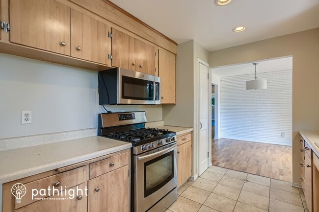 Building Photo - 1629 Huson Dr