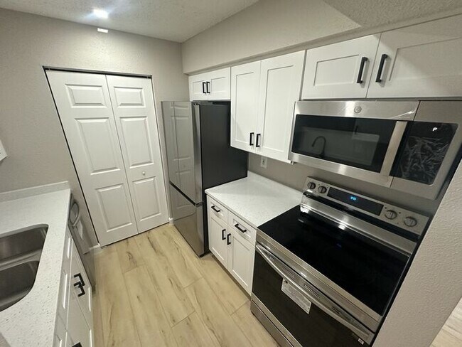 Foto del edificio - ** Move in Special HALF off your first months rent** NEWLY renovated 2 bedroom/1 bath condo in Ca...