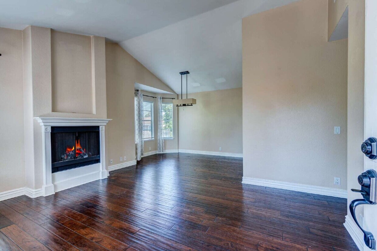 Foto principal - Spacious 2 Bedroom, 2 Bath – End Unit with...