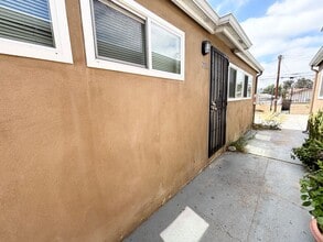 Building Photo - 718-720 Raven St