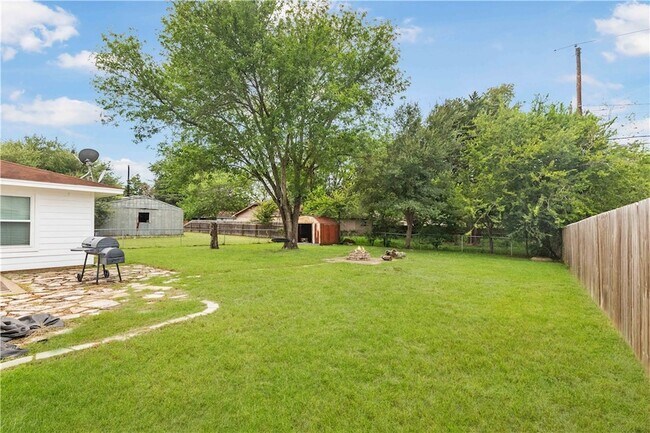 Foto del edificio - 2502 Waterwood Ln