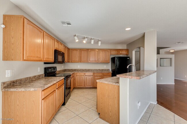 Foto del edificio - 4BR 3 FULL BATHROOMS W/ HUGE LOFT AND LARGE MASTER