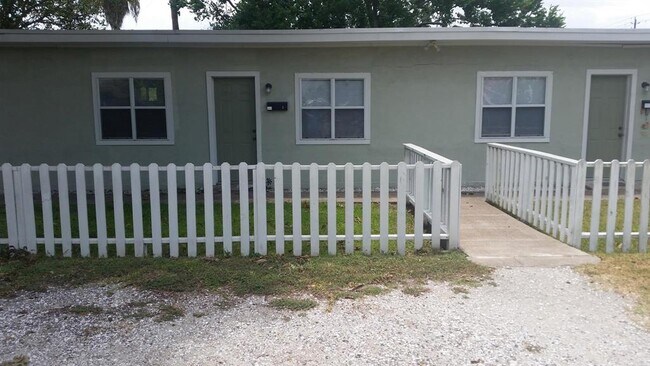 Building Photo - 905 E Fayle Ave