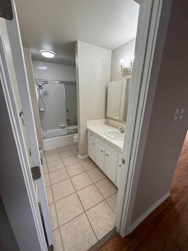 Foto del edificio - Super Clean 3BR with Hardwood, Large Closets & Garage