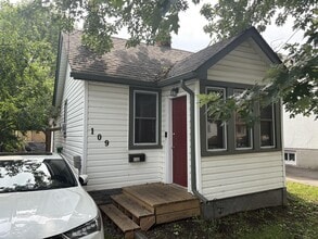 Building Photo - 109 Algonquin Ave S