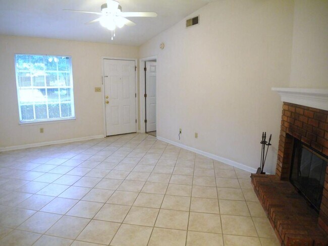 Great room - 407 Richview Park Cir E