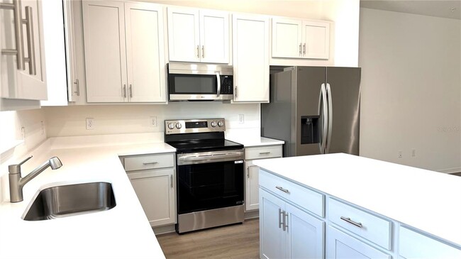 Foto del edificio - 706 Blissful Gdns Wy