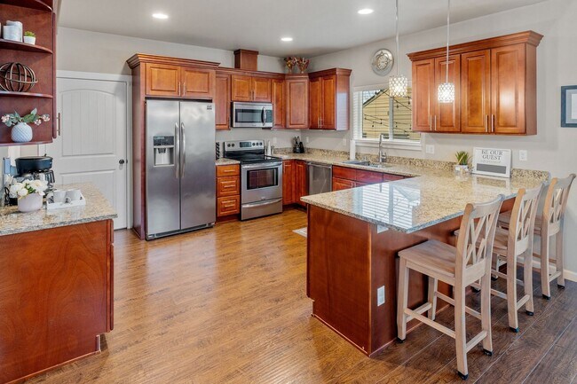 Foto del edificio - Central Tacoma home - 3 bedroom 2.5 bathroom with 2 Car garage and nice yard - Available May 2026.