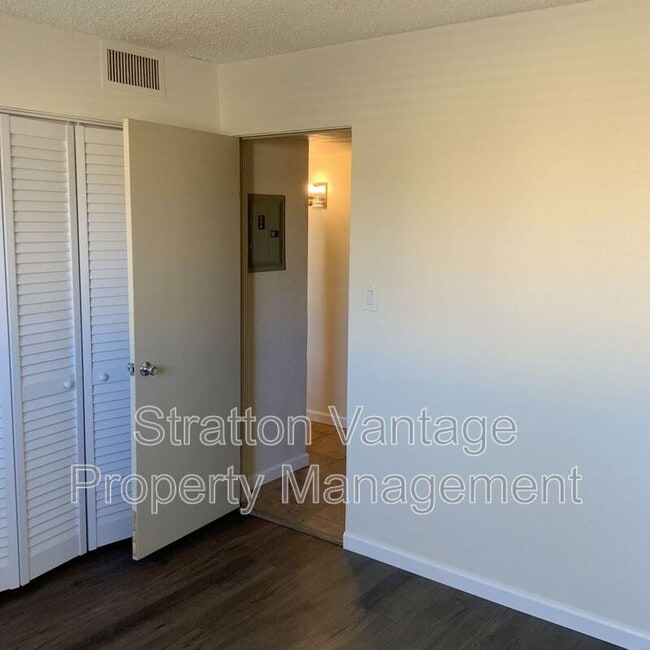 Building Photo - 6936 E 4th St