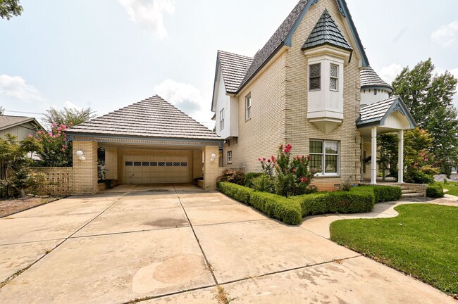 Building Photo - ONE OF A KIND 4 bed, 3 bath Victorian Cust...