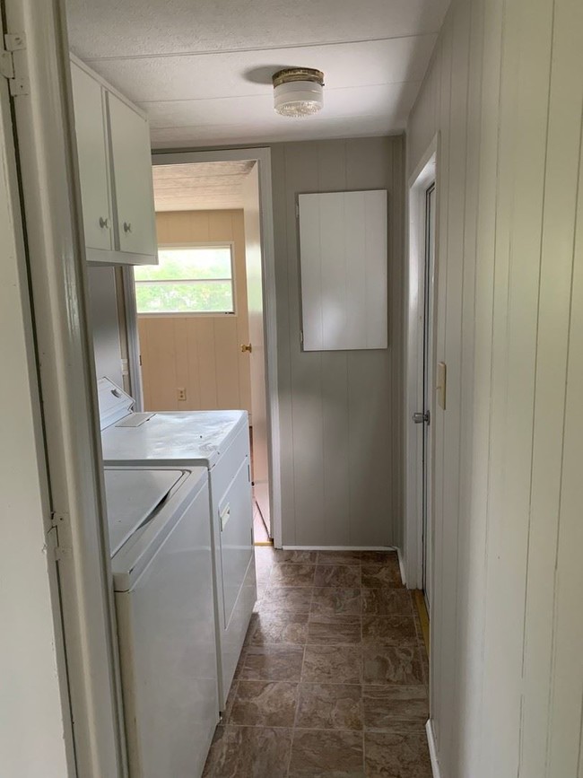 Building Photo - 3 br, 1.5 bath House - 1232 Sunburst Road