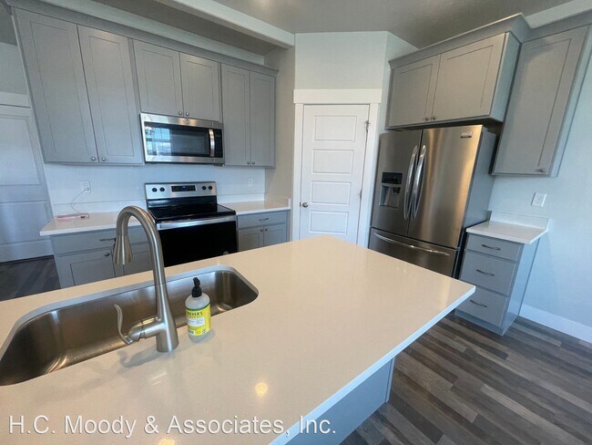 Building Photo - 4 br, 3 bath House - 4013 W. 740 N.