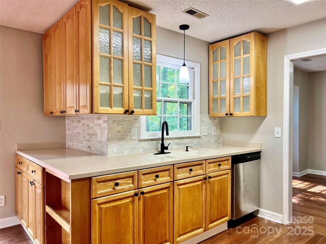 Building Photo - 2333 Heathershire Ln