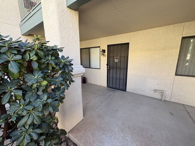 Foto del edificio - East side condo with community pool/spa/assigned covered parking place