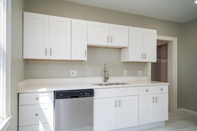 Building Photo - 75 E Markison Ave