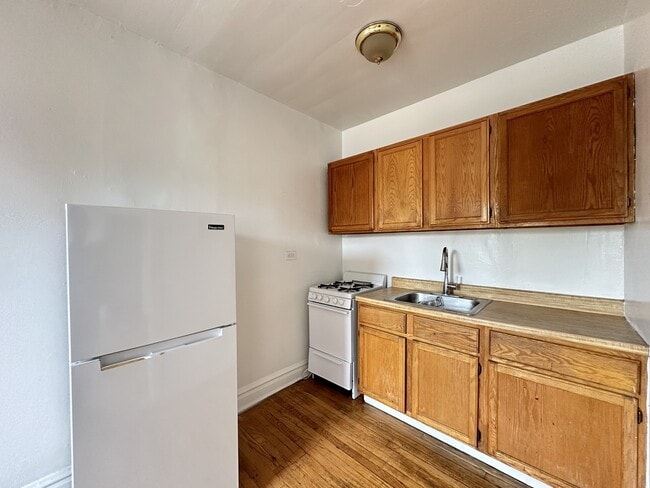 Building Photo - 2432 N Linden Pl