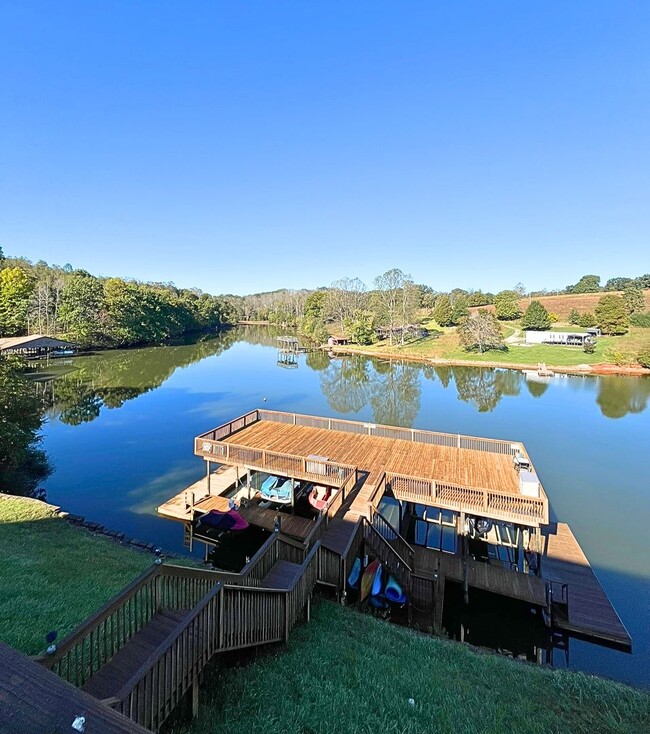 Building Photo - Smith Mountain Lake Furnished Townhouse