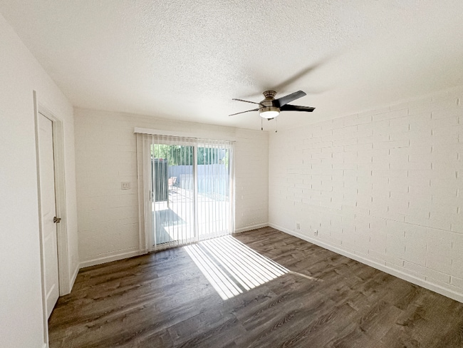 Building Photo - 2737 E Glenrosa Ave