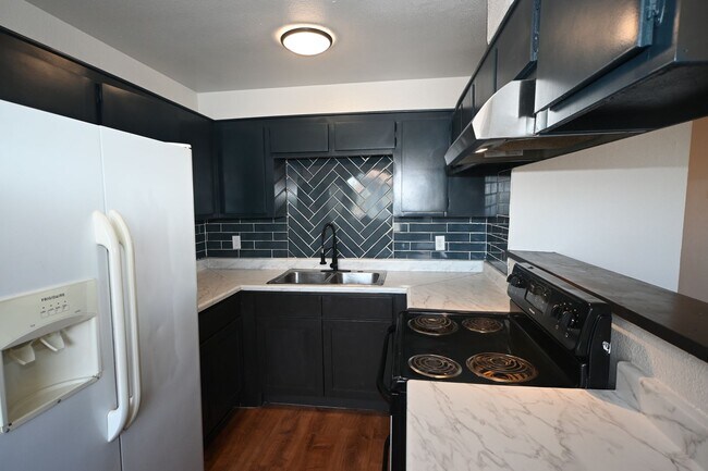 Building Photo - 2 Bedroom Apartment -Las Vegas -NO PETS -1...