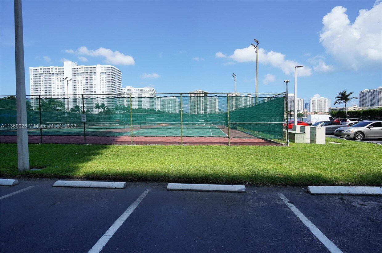 Foto principal - 2750 NE 183rd St