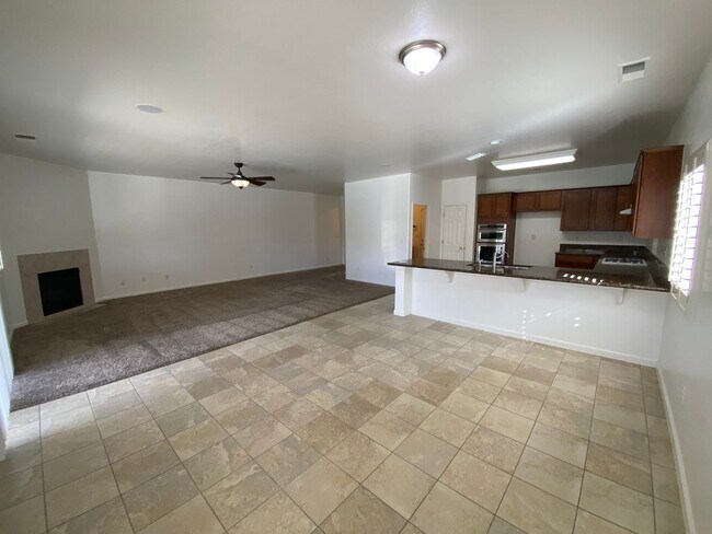 Building Photo - Spacious home with pool Rent Ready!