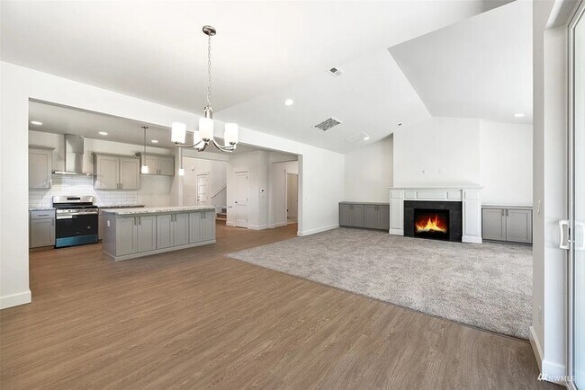 Foto del edificio - 4 bedrooms & 3 bath's in a hard to find ra...