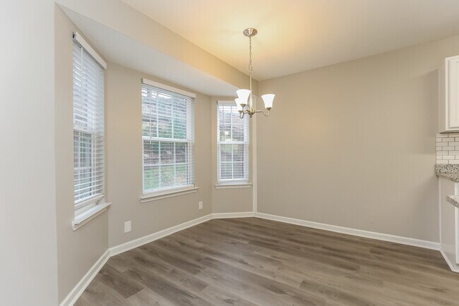 Foto del edificio - 1005 Tom Hailey Blvd