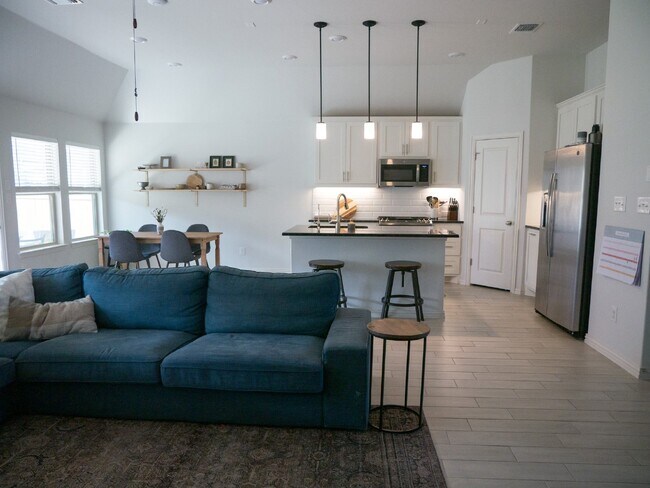 Foto del edificio - Gorgeous 3-Bedroom Home with Granite Countertops in 6 Creeks! Must-See!