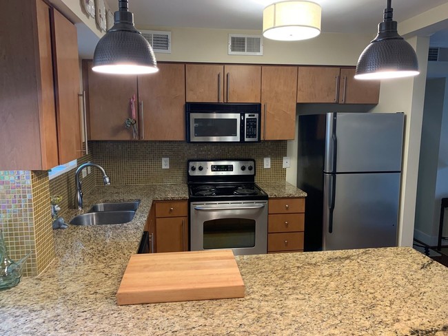 Building Photo - 2 br, 2 bath House - 2425 Vail Avenue Apt A21