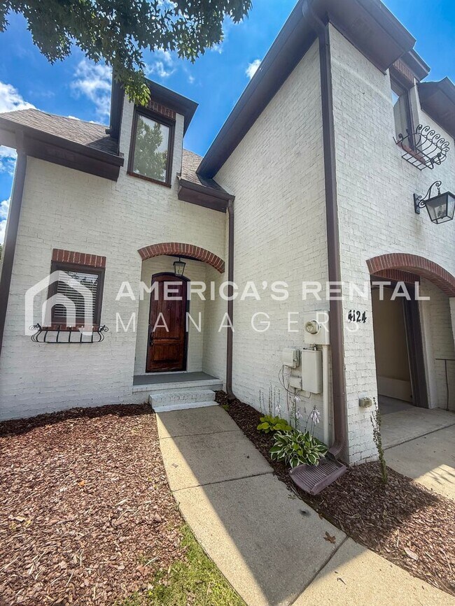 Foto del edificio - DEPOSIT PENDING! Elegant Townhome with Gar...
