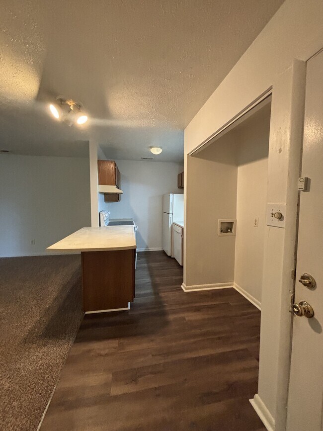 Foto del edificio - 6376 Applecross Ave