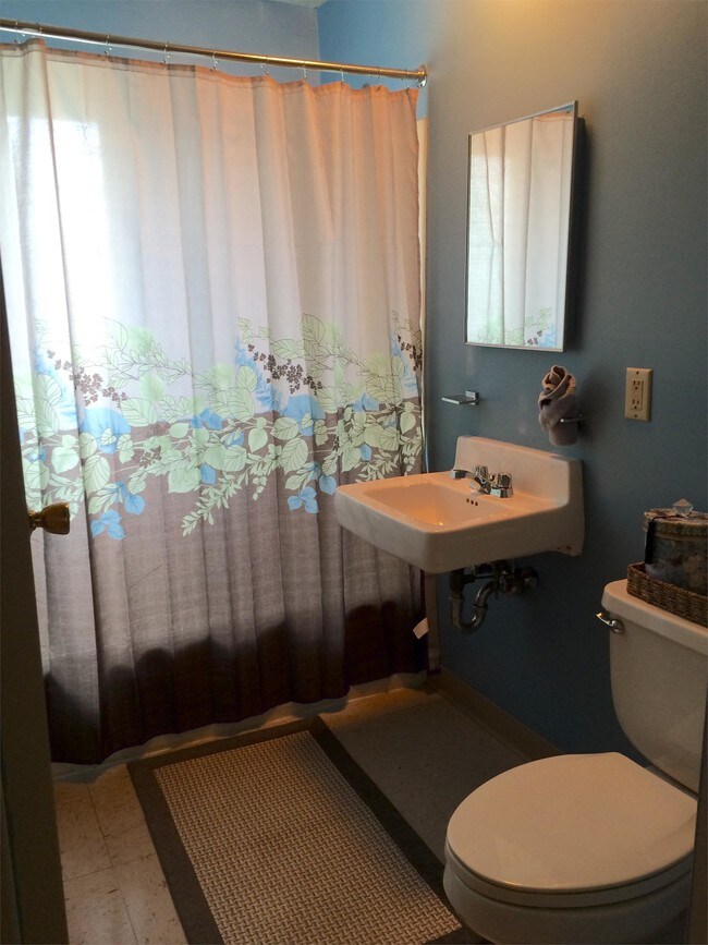 Building Photo - 1058 Eastway Dr