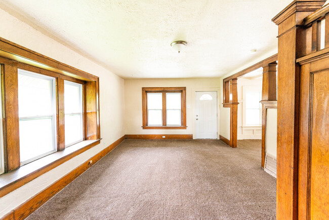 Building Photo - 152 Hollinger Ave