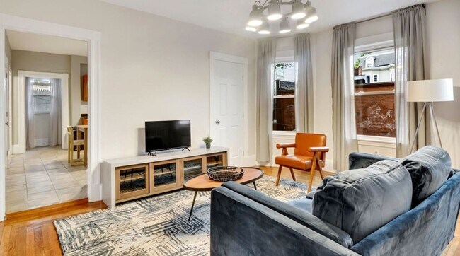Foto del edificio - Nice 4.5 bedroom, 2-bathroom unit in lower Allston available for 9/1!