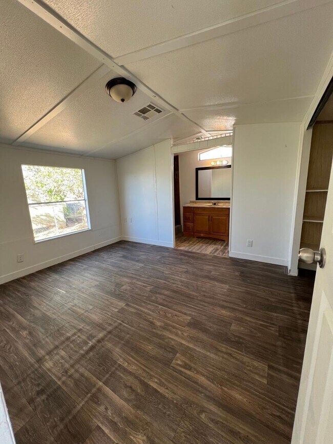 Foto del edificio - 5811 N Fuchsia St