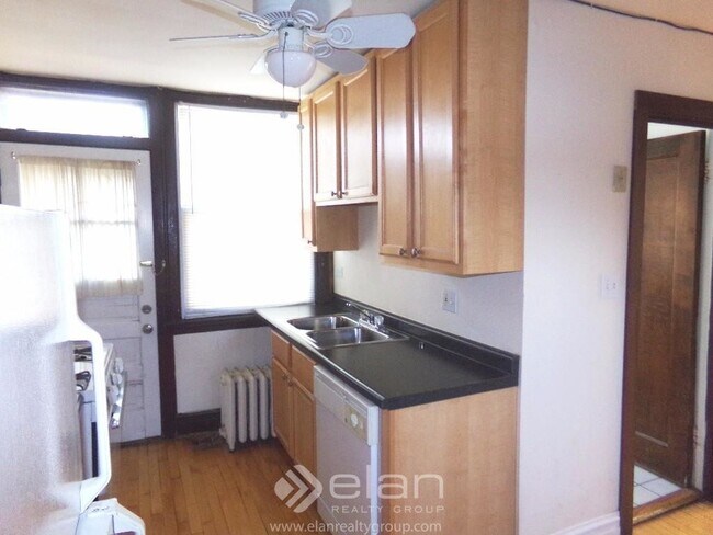 Building Photo - 733 Elm St