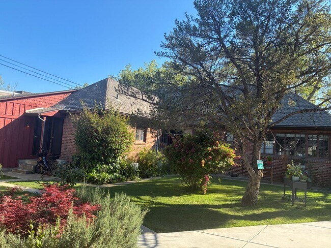 Foto del edificio - Charming Midtown Cottage - 1 bedroom/1 bath