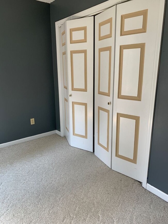 Building Photo - 3 br, 1.5 bath House - 201 Carriage Court