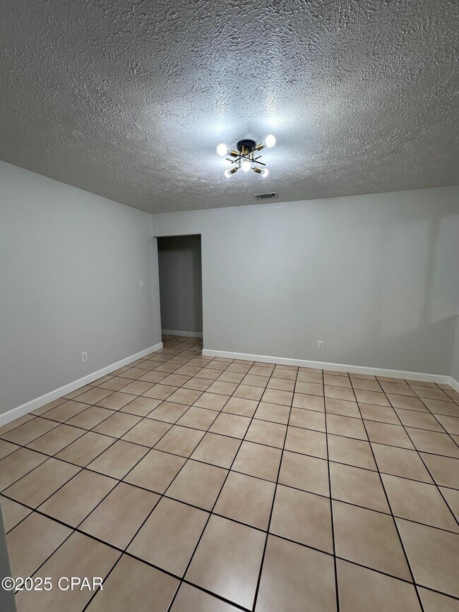 Foto del edificio - 6047 Howard Rd