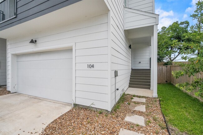 Building Photo - 104 Tolima Dove St