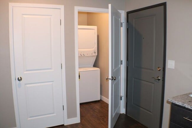 Foto del edificio - $1,595 | 2 Bedroom, 2 Bathroom Condo | Pet...