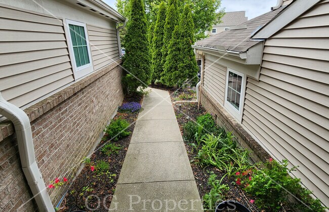 Building Photo - 391 Riverbend Dr