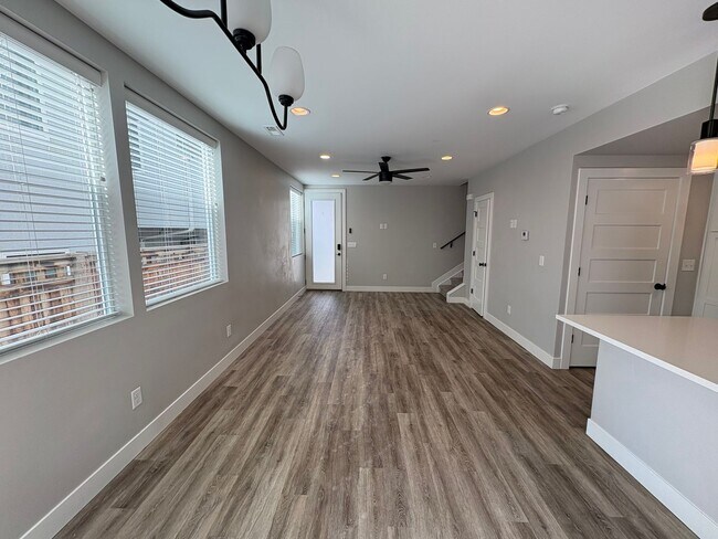 Foto del edificio - Modern 2 Bed + Flex Townhome with Rooftop Deck Near Paco Sanchez Park & Light Rail