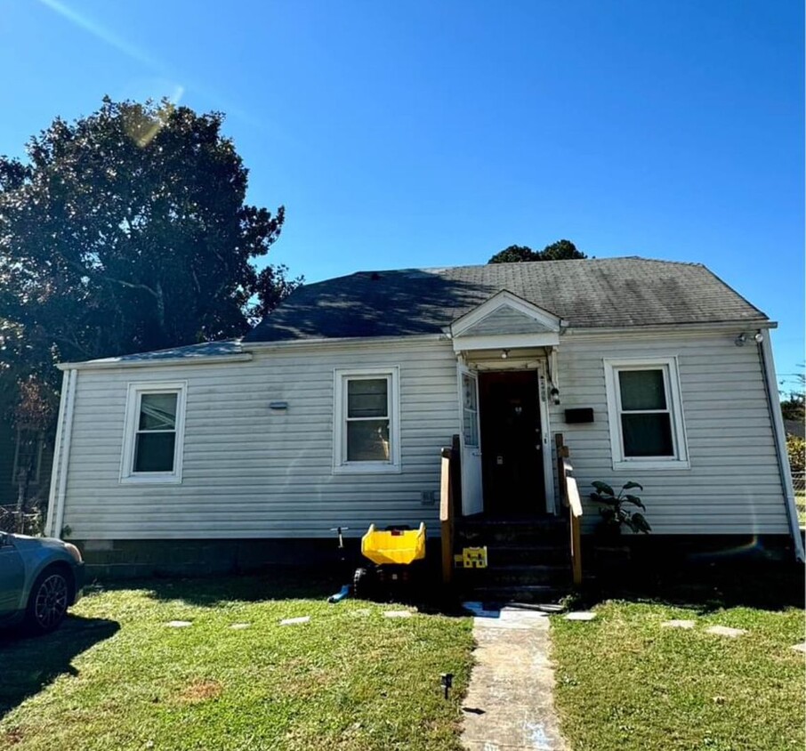 Primary Photo - 4 bedroom 2 bath house in Henrico County! ...