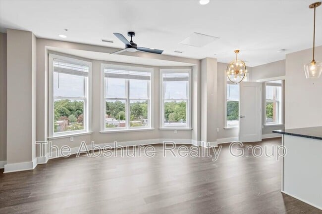 Building Photo - 145 S Main St